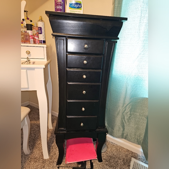 Size 11 in men's pumas like new worn only a few times 30$. Jewelry box like new. - Picture 14 of 15